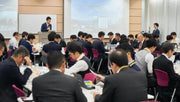 研究会で仲間と研鑽する