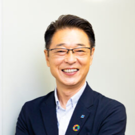 新村 千成 氏